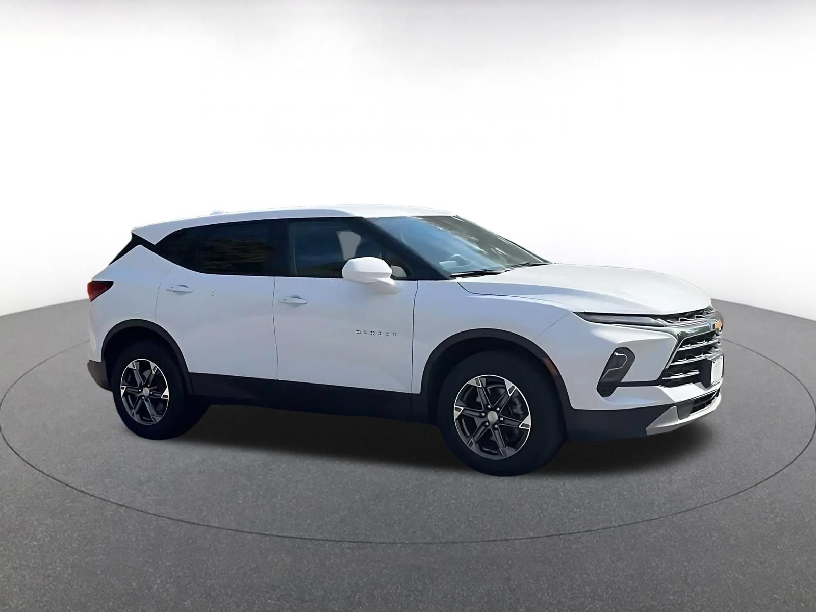 Used 2026 Chevrolet Blazer LT FWD image 2