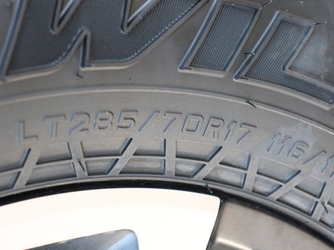 Used 2026 Jeep Gladiator Rubicon w/ Technology Group AWD/4WD image 40