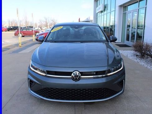 Used 2025 Volkswagen Jetta SE w/ Sunroof Package image 2