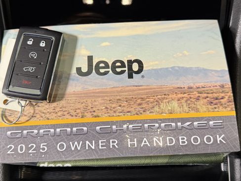 New 2025 Jeep Grand Cherokee L Laredo image 22