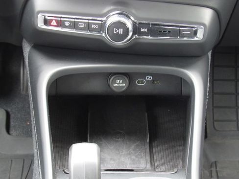 Used 2024 Volvo XC40 B5 Core AWD/4WD image 29