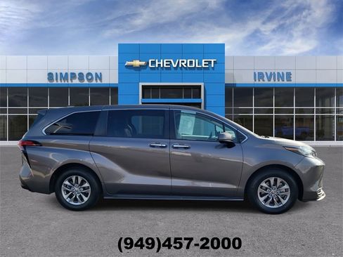Used 2022 Toyota Sienna XLE image 9