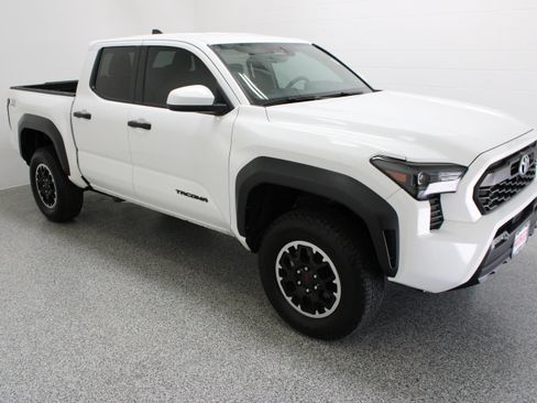 Used 2025 Toyota Tacoma TRD Off-Road AWD/4WD image 4