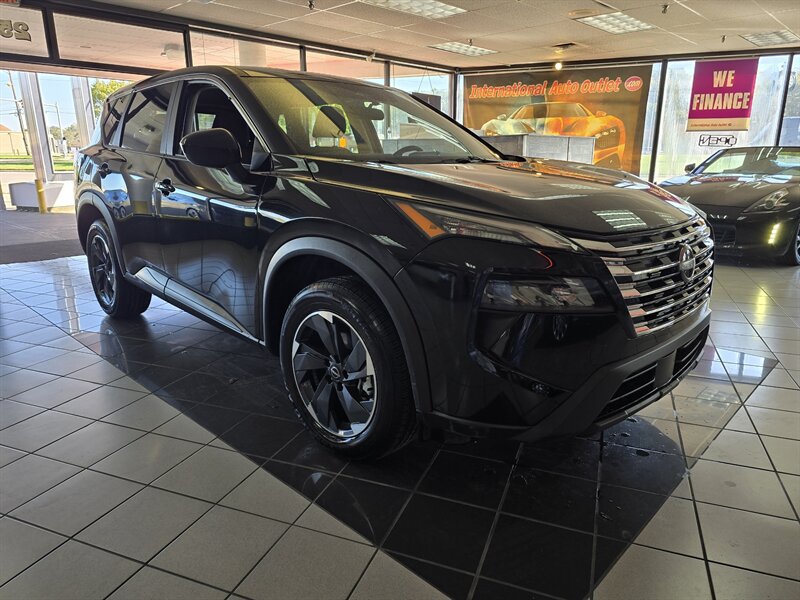 Used 2025 Nissan Rogue SV FWD image 3