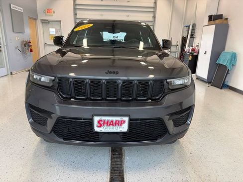 Used 2023 Jeep Grand Cherokee Altitude AWD/4WD image 4