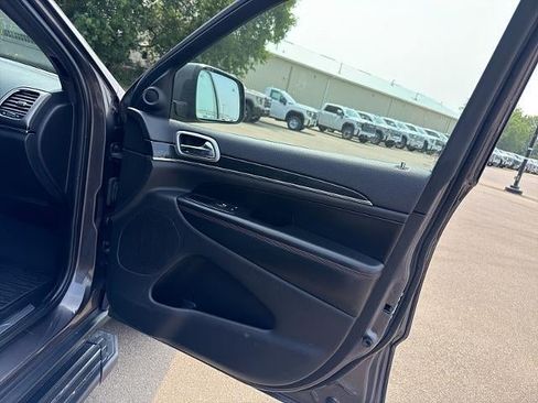 Used 2017 Jeep Grand Cherokee Trailhawk AWD/4WD image 16