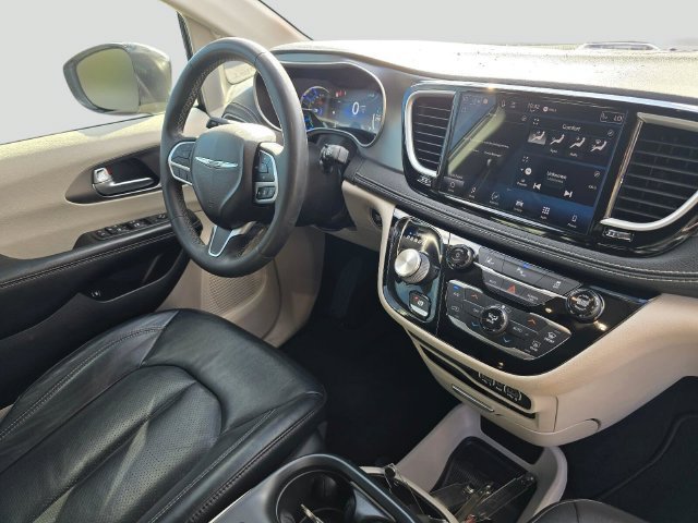 Used 2022 Chrysler Pacifica Touring-L FWD image 11