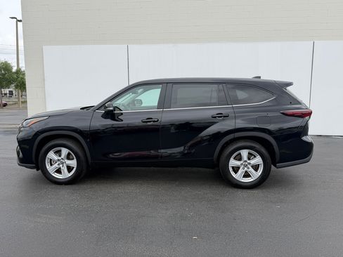 Used 2025 Toyota Highlander LE image 2