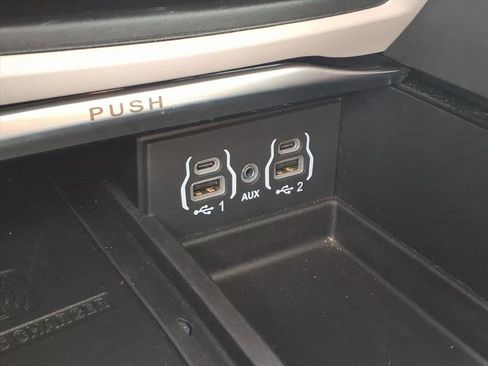 Used 2024 Chrysler Pacifica Limited image 15