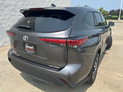 Used 2022 Toyota Highlander XLE AWD/4WD image 6