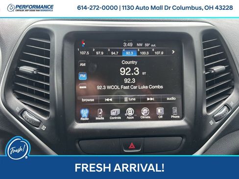 Used 2018 Jeep Cherokee Latitude Plus w/ Cold Weather Group AWD/4WD image 18