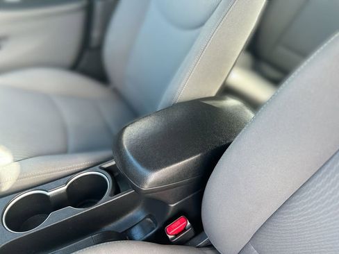 Used 2014 Hyundai Elantra SE image 21