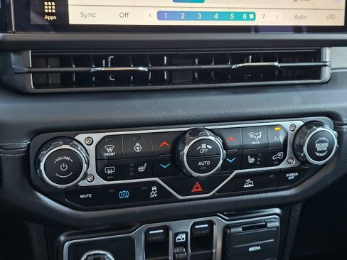 Used 2025 Jeep Wrangler Unlimited Sahara AWD/4WD image 41