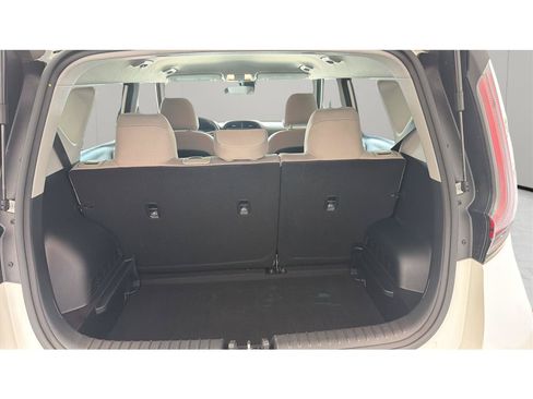 Used 2025 Kia Soul LX w/ LX Technology Package FWD image 12