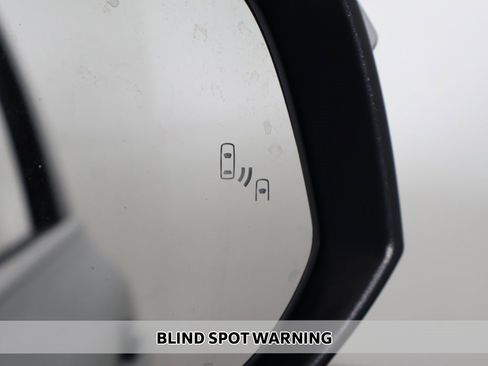 Used 2017 Toyota Highlander XLE image 6