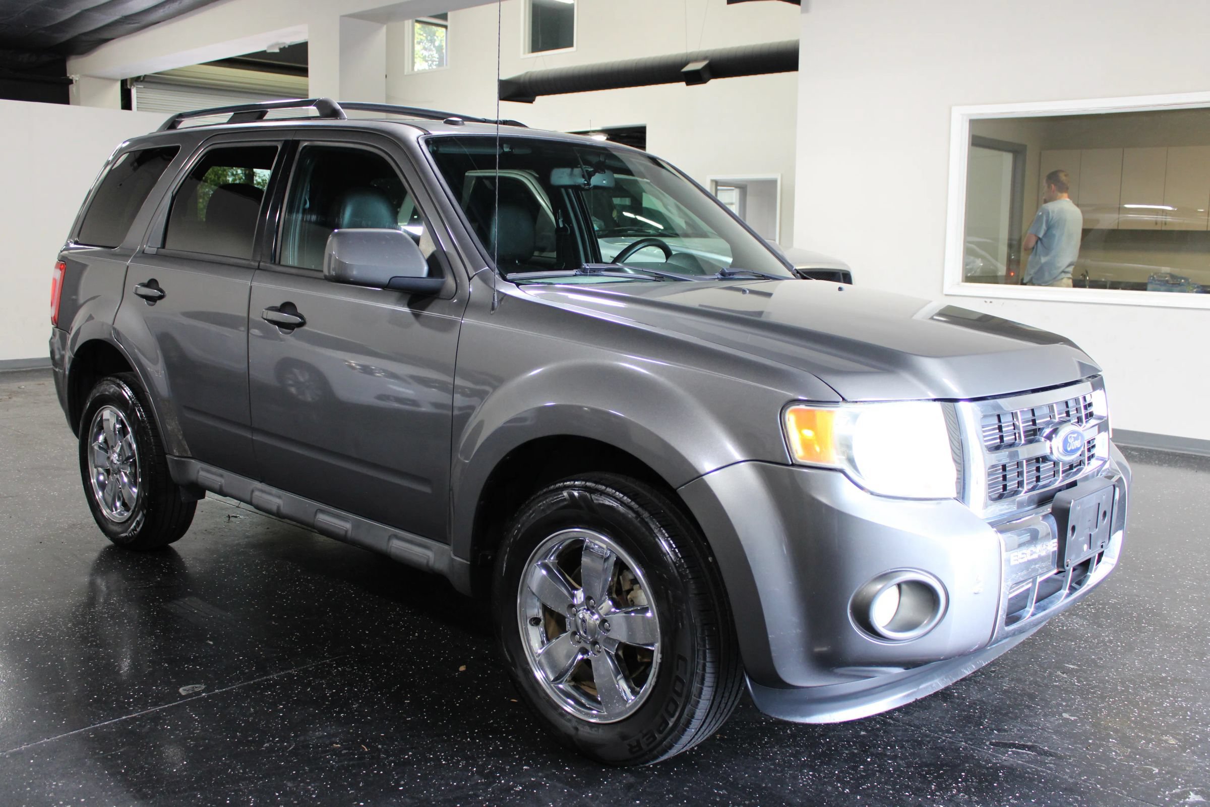 Used 2011 Ford Escape Limited FWD image 1