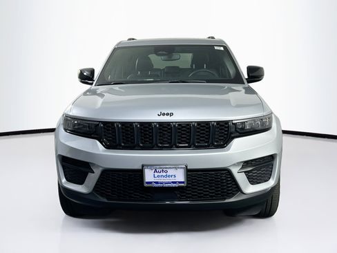 Used 2023 Jeep Grand Cherokee Altitude image 2