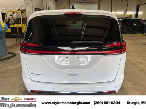 Used 2024 Chrysler Pacifica Touring-L image 7
