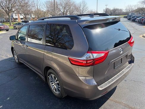 Used 2020 Toyota Sienna XLE w/ XLE Navigation Package image 8