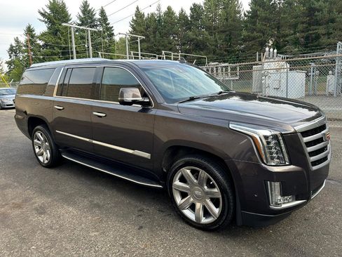 Used 2018 Cadillac Escalade ESV Luxury image 3
