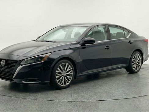 Used 2025 Nissan Altima 2.5 SV image 3