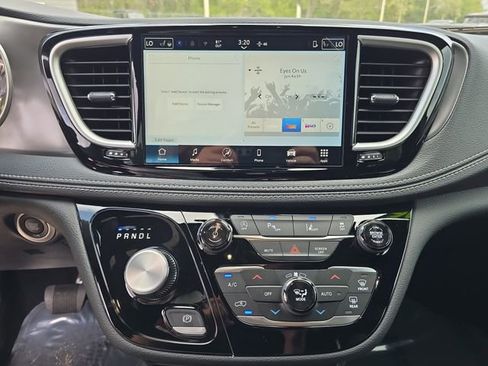New 2026 Chrysler Pacifica Select FWD image 18
