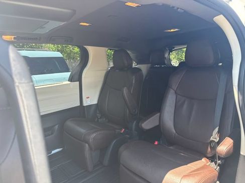 Used 2023 Toyota Sienna Platinum AWD/4WD image 30
