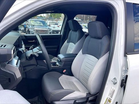 Used 2025 Toyota Tacoma TRD Off-Road AWD/4WD image 9