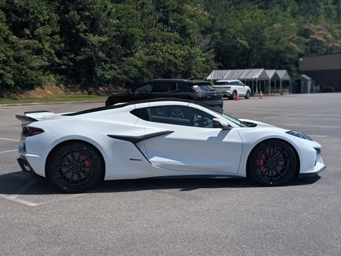 Used 2025 Chevrolet Corvette E-Ray AWD/4WD image 10