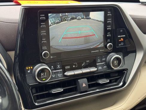 Used 2021 Toyota Highlander XLE image 30