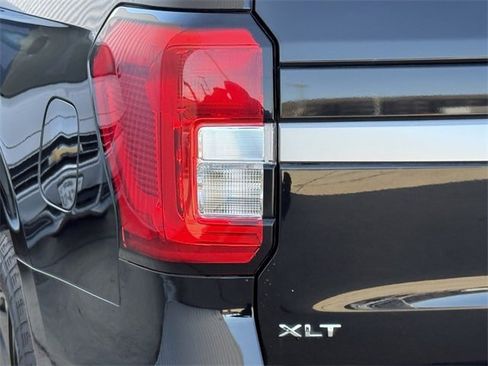 Used 2022 Ford Expedition XLT image 6