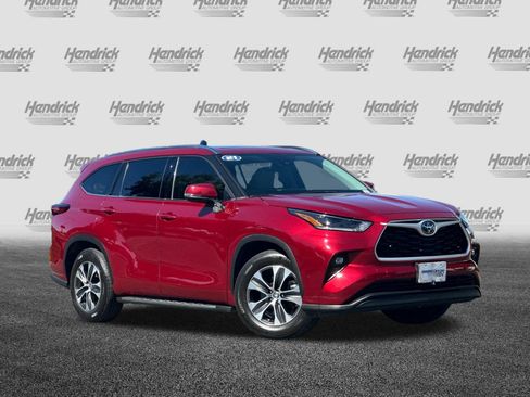 Used 2021 Toyota Highlander XLE FWD image 2