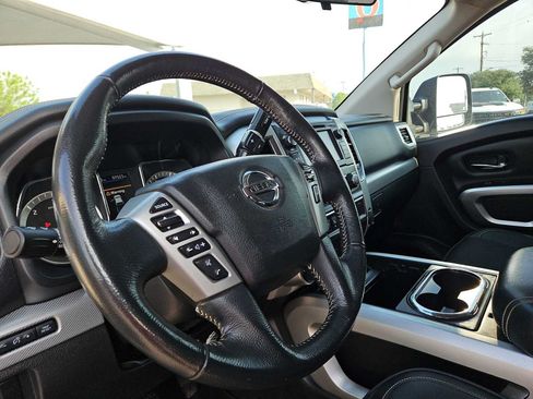 Used 2019 Nissan Titan PRO-4X AWD/4WD image 10