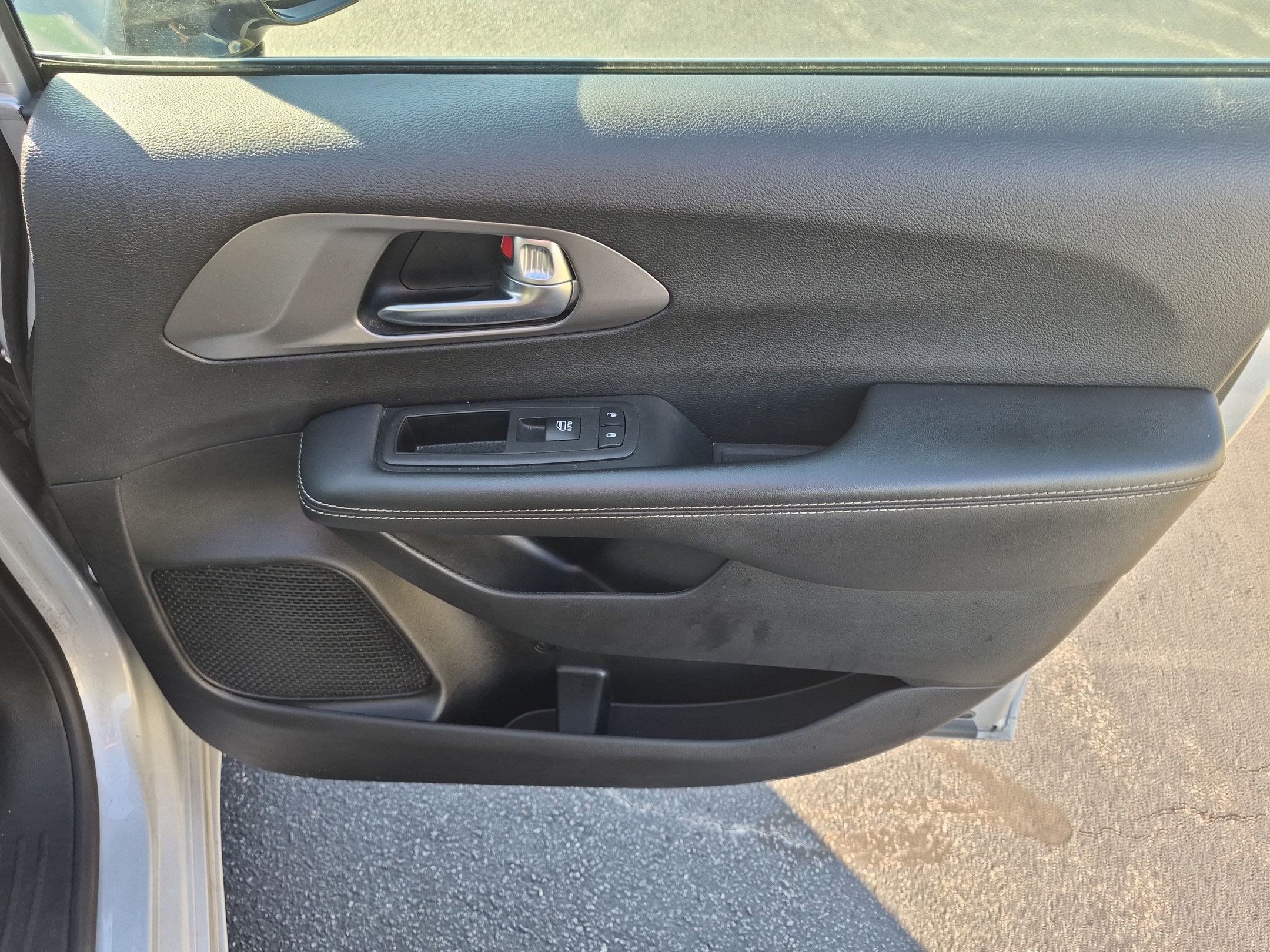 Used 2026 Chrysler Pacifica Select FWD image 32