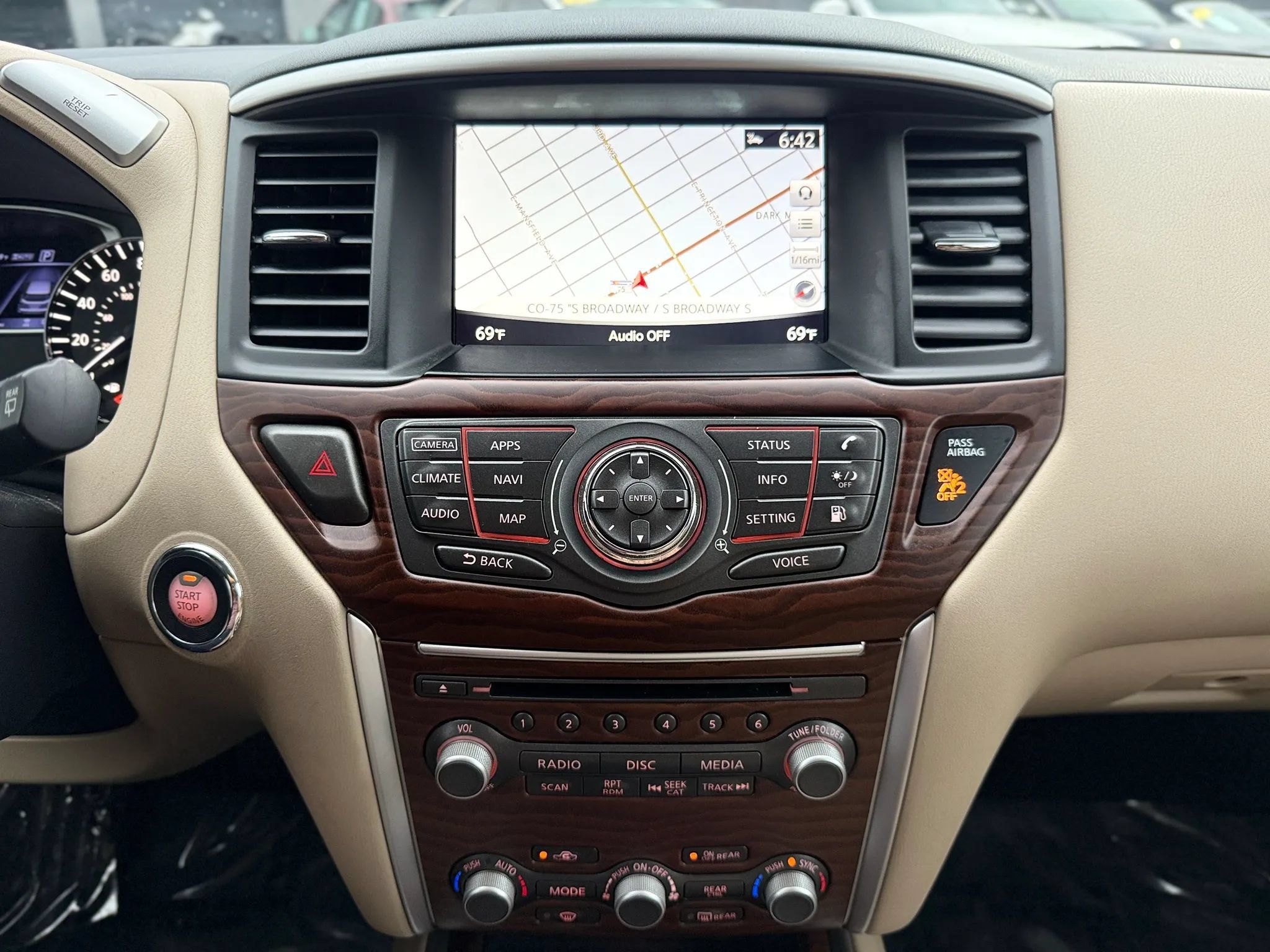 Used 2020 Nissan Pathfinder Platinum AWD/4WD image 37