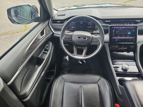 Used 2023 Jeep Grand Cherokee Limited w/ Black Appearance Package AWD/4WD image 19
