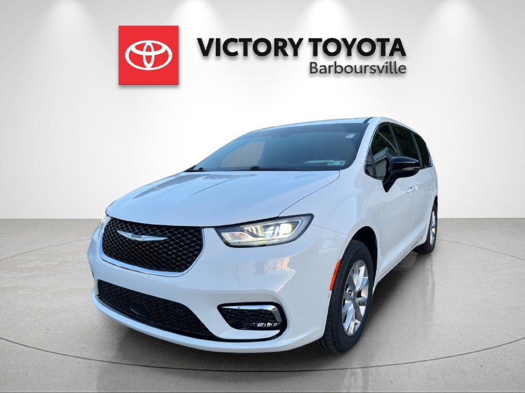 Used 2025 Chrysler Pacifica Select AWD/4WD image 1