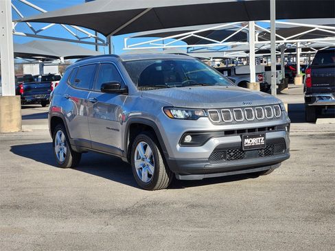 Used 2022 Jeep Compass Latitude image 2