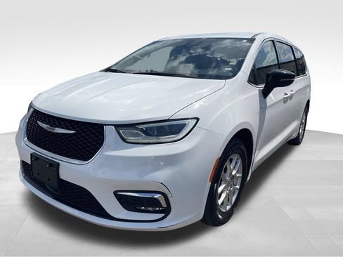 Used 2024 Chrysler Pacifica Touring-L FWD image 19
