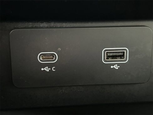 Used 2024 Land Rover Defender 130 X-Dynamic SE image 33