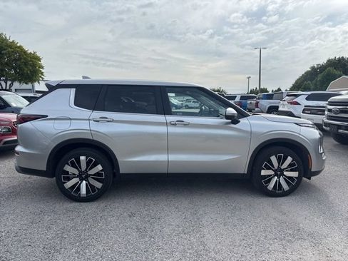 Used 2025 Mitsubishi Outlander SE FWD image 4
