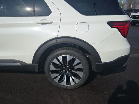 Certified 2025 Ford Explorer Platinum w/ LUX Leather Package AWD/4WD image 17