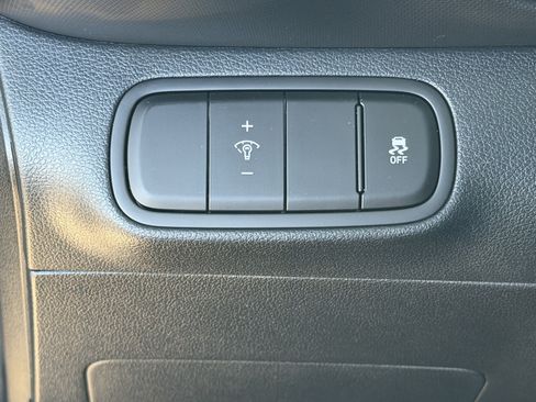 Used 2025 Hyundai Venue Limited FWD image 21