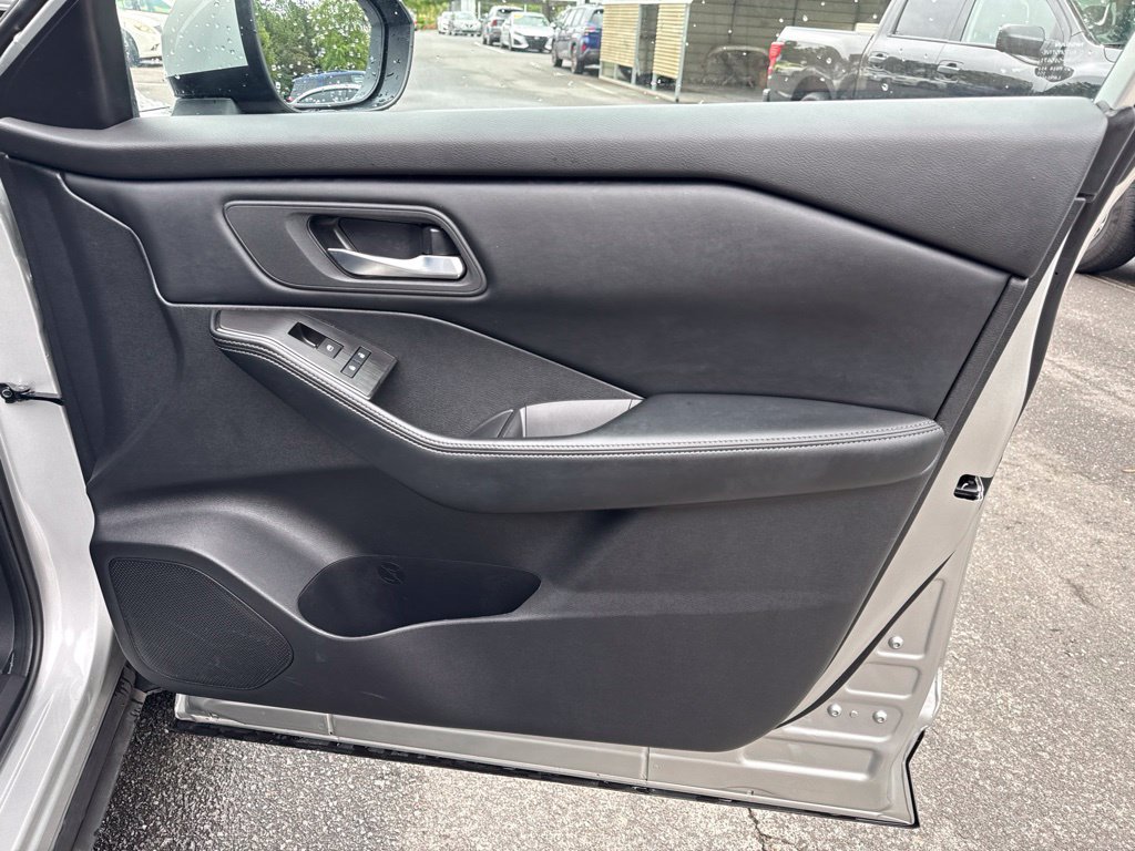 Used 2025 Nissan Rogue SV FWD image 39