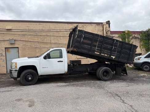 Used 2011 Chevrolet Silverado 3500 W/T RWD image 3