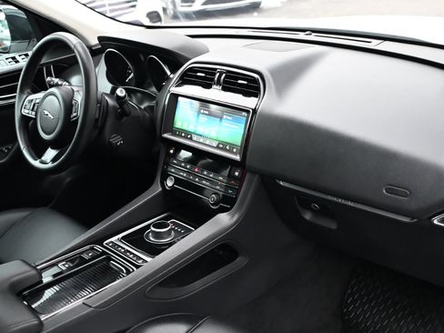 Used 2020 Jaguar F-PACE Premium image 30
