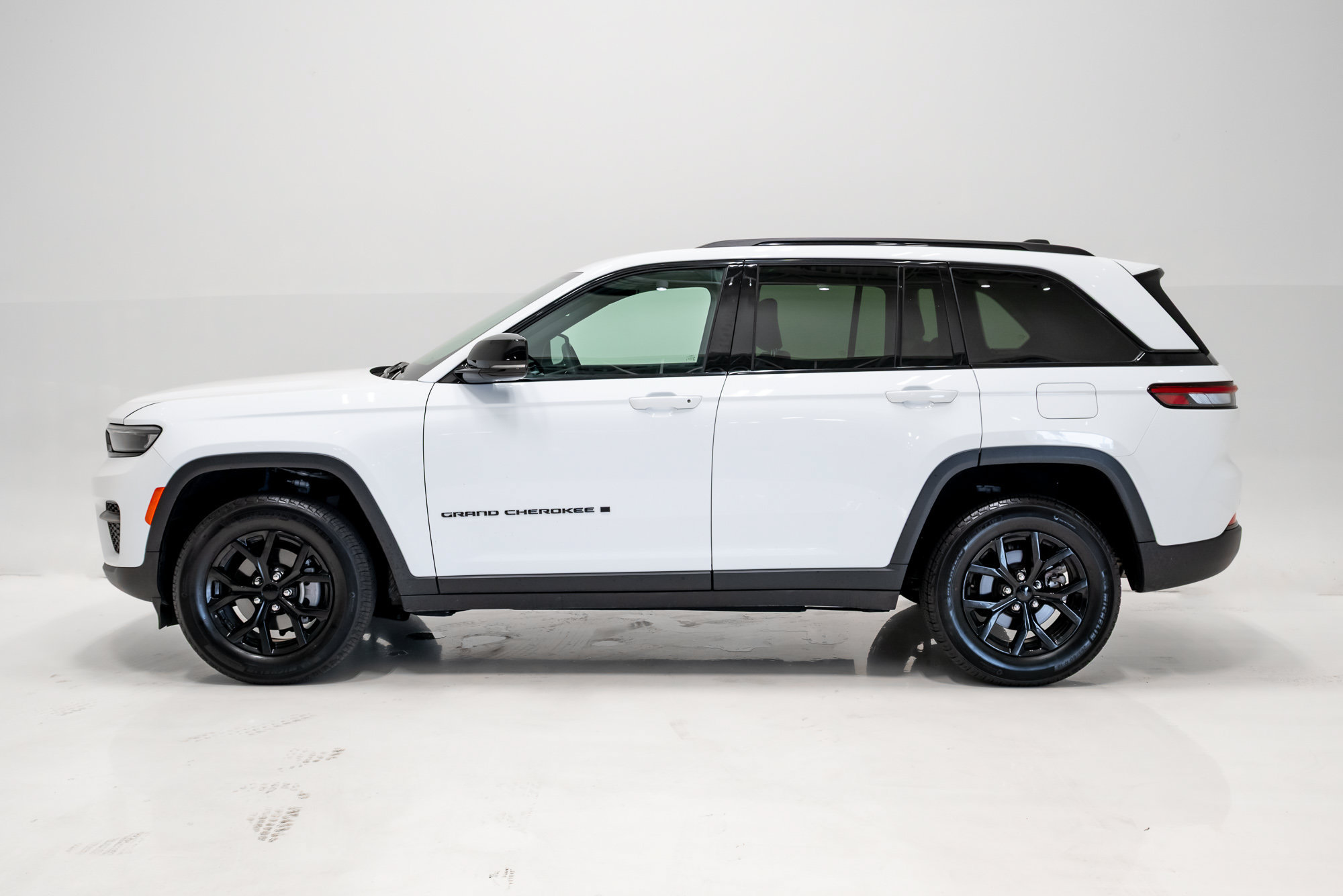 Certified 2025 Jeep Grand Cherokee Altitude AWD/4WD image 28
