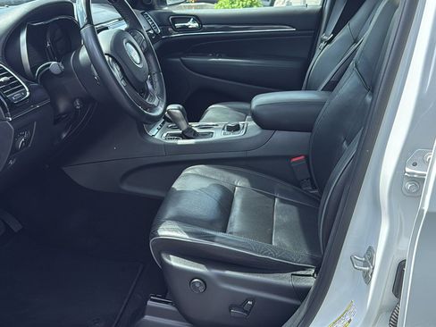 Used 2019 Jeep Grand Cherokee Overland AWD/4WD image 13