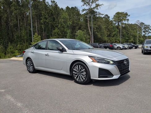 Used 2024 Nissan Altima 2.5 SV FWD image 2