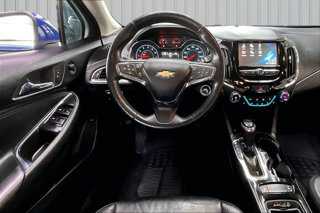 Used 2018 Chevrolet Cruze Premier w/ Enhanced Convenience Package FWD image 8